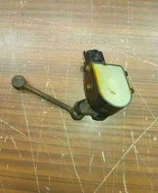 Headlight/headlamp level sensor