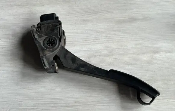 Volvo V70 Accelerator throttle pedal 30715175