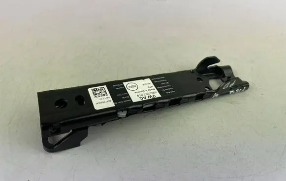 Volkswagen Tiguan Seat belt height adjuster 4M0857819