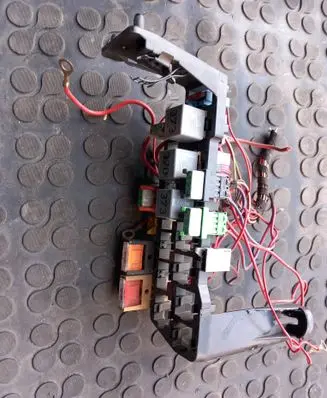 Skoda Superb B5 (3U) Relay mounting block 8D1937545
