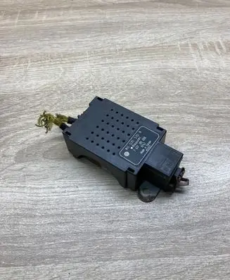 Volkswagen Golf V Aerial antenna amplifier 1K6035570B 7617310008