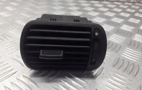 Seat Leon (1M) Dashboard air vent grill cover trim 8L0820901