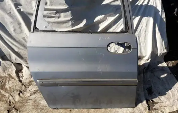 KIA Carnival Rear door