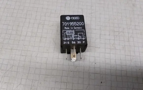 Volkswagen Transporter - Caravelle T4 Light relay 701955200