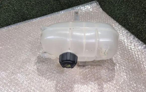 Renault Trafic III (X82) Coolant expansion tank/reservoir 217105057R
