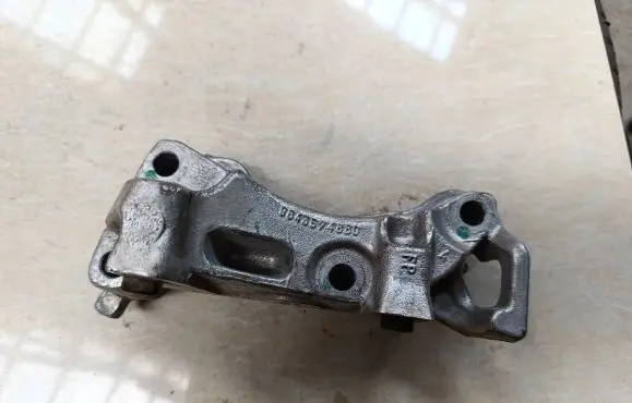 Peugeot 208 Engine mounting bracket 9643574880