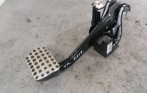 Mercedes-Benz E W212 Brake pedal A2042902301