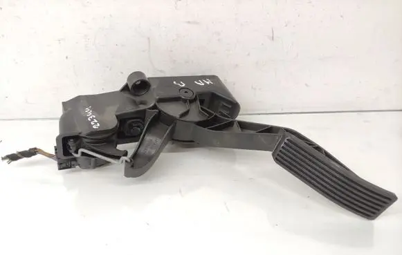 Mercedes-Benz B W245 Accelerator throttle pedal 91754020