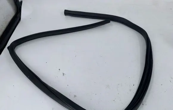 Mitsubishi L200 Front door rubber seal