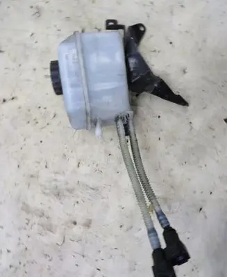 Opel Corsa E Brake fluid reservoir 