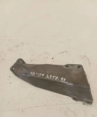 Mercedes-Benz Vito Viano W638 Engine mounting bracket 6011550395