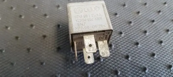Volkswagen PASSAT B5 Other relay 8D0951253A V23134-B52-X301