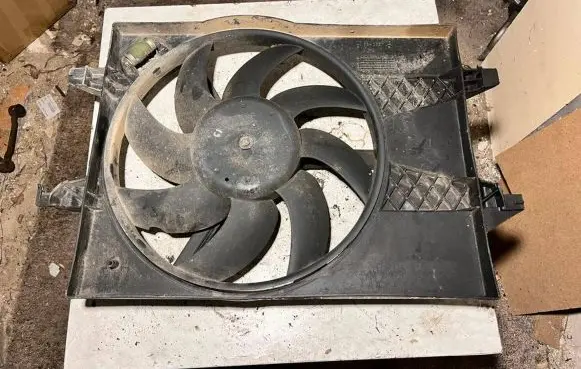 Ford Fiesta Radiator cooling fan shroud 8240367