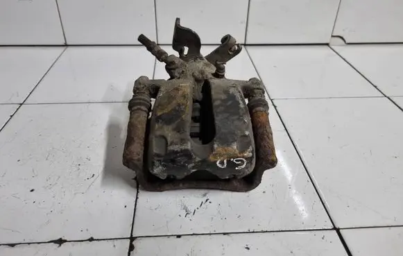 Opel Insignia A Rear brake caliper