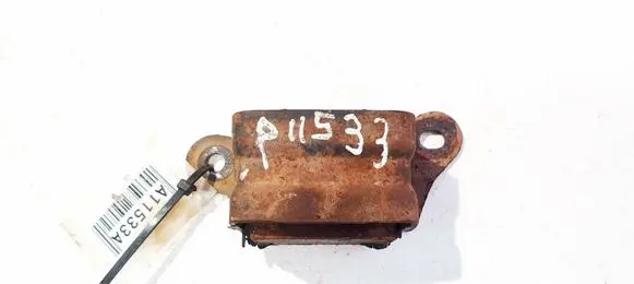 Toyota Yaris Engine mount bracket