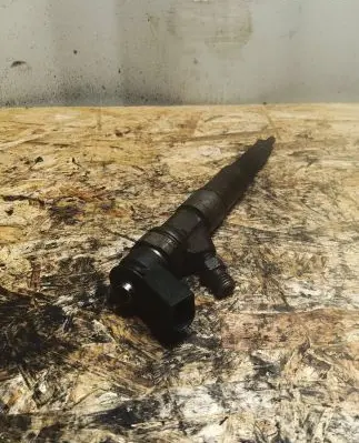 BMW 5 E60 E61 Fuel injector 7793836