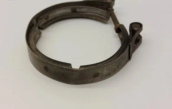 Volkswagen PASSAT B8 Muffler pipe connector clamp 04L131455F