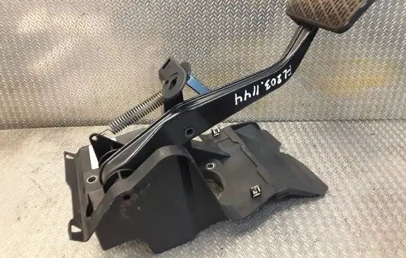 Mercedes-Benz C W203 Brake pedal 2032901001 A2032901001