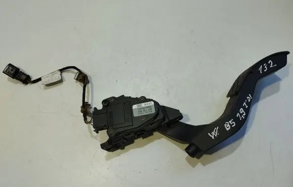 Volkswagen PASSAT B5 Accelerator throttle pedal 8D1721523