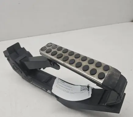 Accelerator throttle pedal