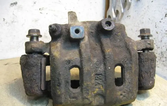 Mitsubishi Pajero Sport I Front brake caliper
