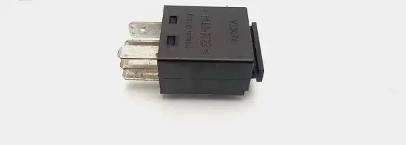 Volkswagen PASSAT B6 Other relay 8Z0951253