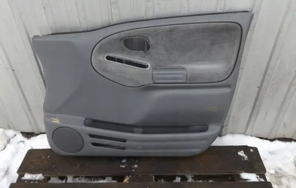 Suzuki Grand Vitara I Front door card panel trim