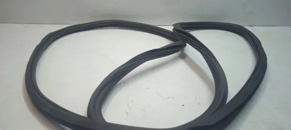 Porsche Macan (95B) Rubber seal front door (on door) 95B831721