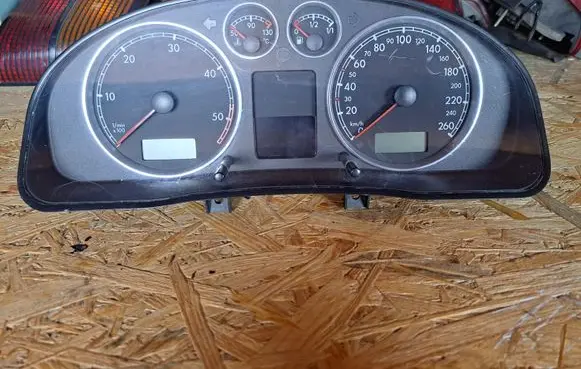 Volkswagen PASSAT B5.5 Speedometer (instrument cluster) 3B0920827AX