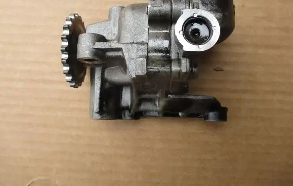 Seat Ibiza IV (6J,6P) Oil pump 045115105C