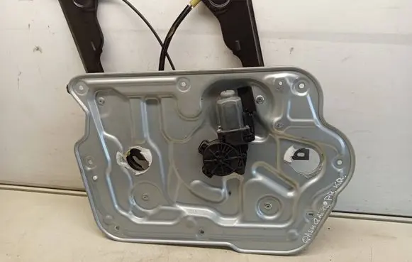 Nissan Qashqai+2 Front door window regulator with motor