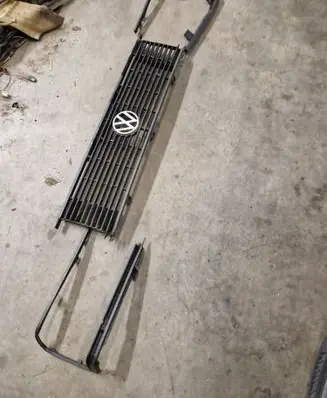 Volkswagen Jetta I Front bumper upper radiator grill 161853653