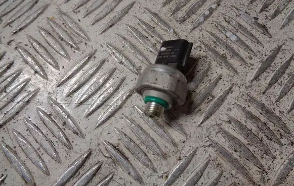 Renault Twingo III Air conditioning (A/C) pressure sensor 921366801R