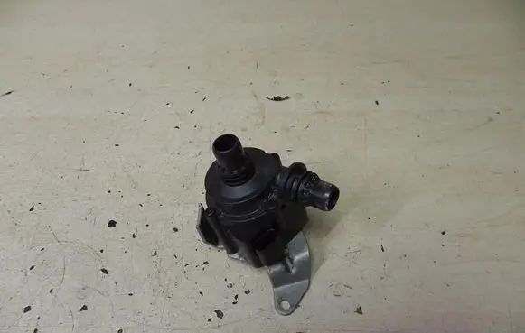 BMW X5 F15 Water pump 8511748 VD6855