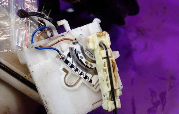 Opel Astra H Fuel level sensor 