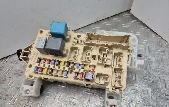 Toyota Corolla Verso AR10 Fuse module 892210F010