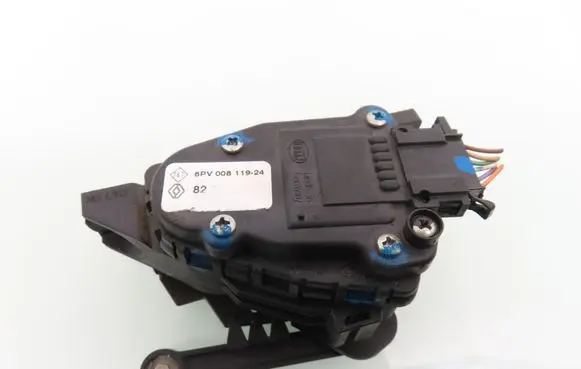 Accelerator throttle pedal