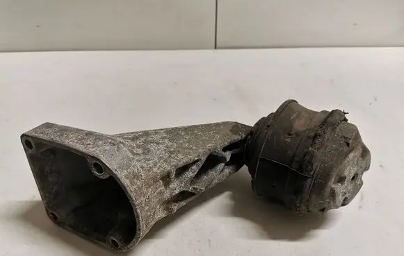 Mercedes-Benz C W203 Engine mount bracket