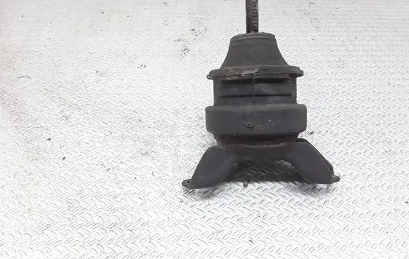 Honda CR-V Engine mount bracket