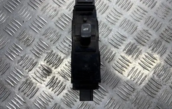 Volvo V70 Electric window control switch 8682837