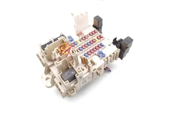 Isuzu D-Max Fuse module 5J300442