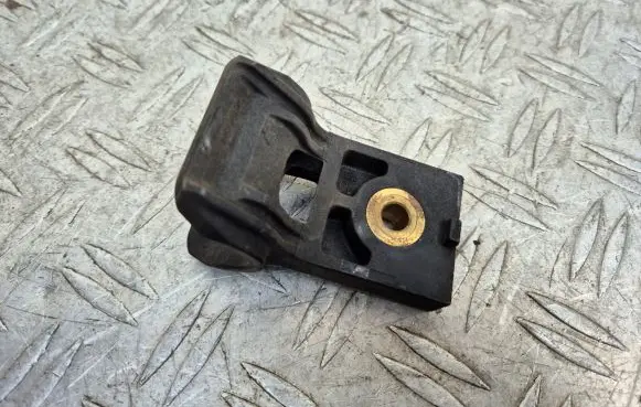 Opel Meriva B Radiator mount bracket 13262692