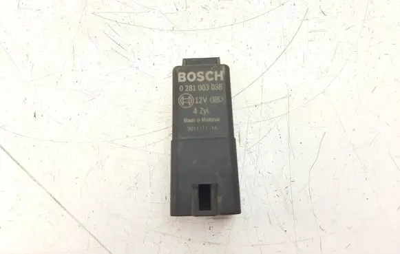 Volkswagen Golf V Glow plug pre-heat relay 038907281D 0281003038