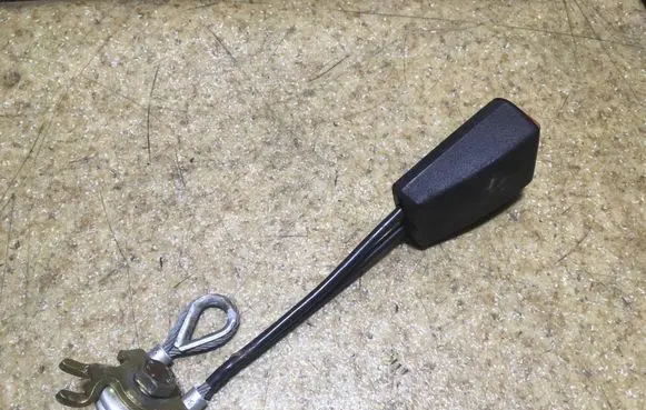 Mercedes-Benz E W124 Rear seatbelt buckle 