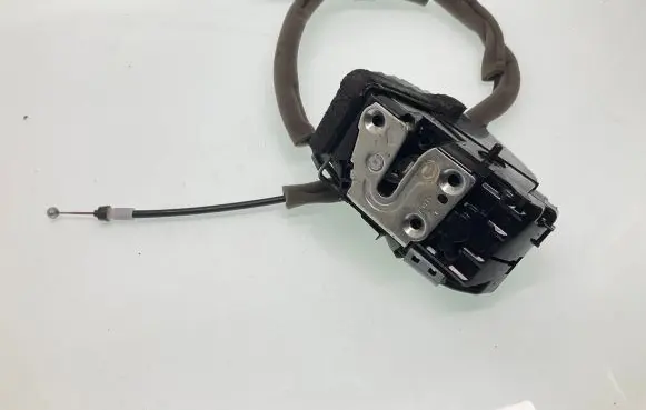 Nissan Leaf II (ZE1) Rear door lock