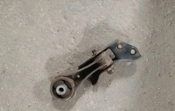 Toyota Yaris Engine mount bracket 
