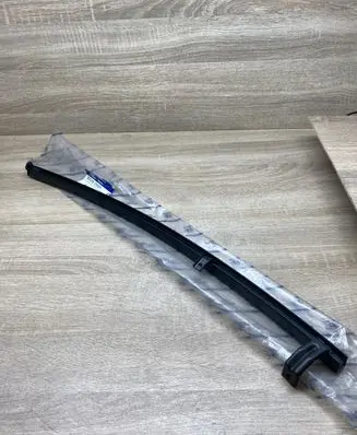 Hyundai Elantra Rear door window/glass frame 835202D000