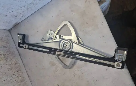 Front window lifting mechanism without motor
