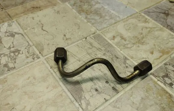 Fuel injector supply line/pipe