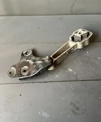 Volvo XC70 Engine mount bracket